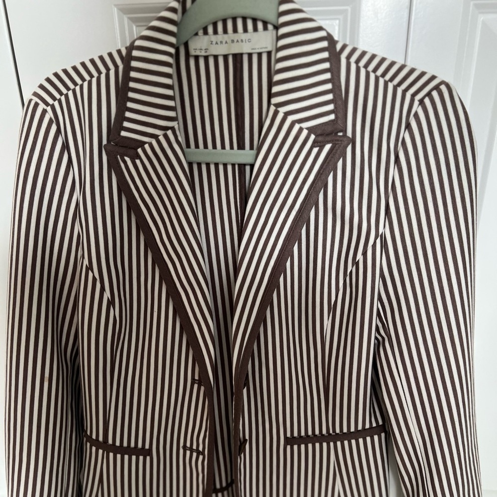 Stretch fitted jacket.